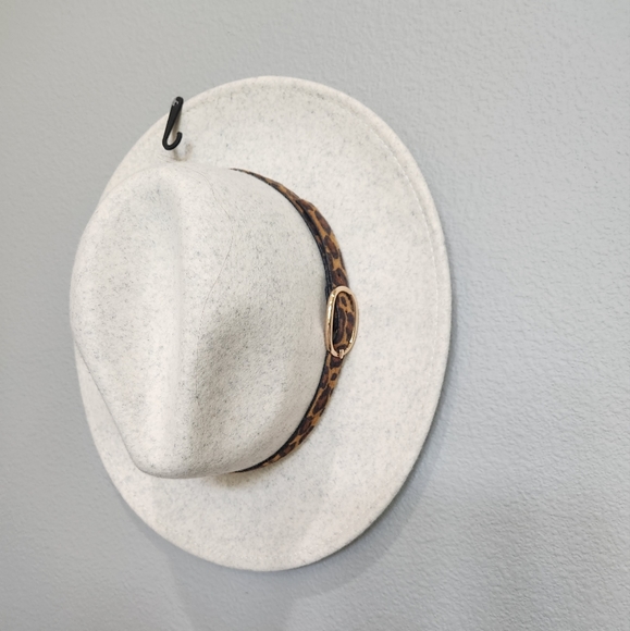 Altar'd State Accessories - NWT Altard State felt leopard belted hat